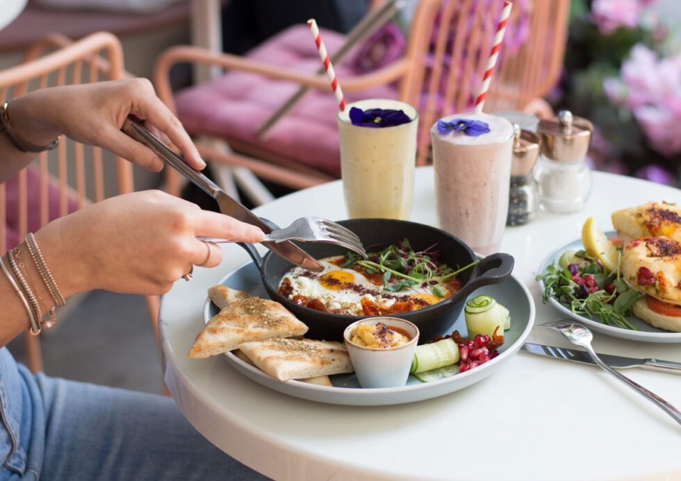 Staycation foodism in the UK – discover gourmet weekends, wine tours, seafood festivals and farm-to-table retreats. Where to eat and travel beautifully across Britain.