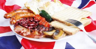 British food without stereotypes: discover what English people really eat today, from traditional roasts to multicultural dishes, everyday meals, prices, and regional specialties.