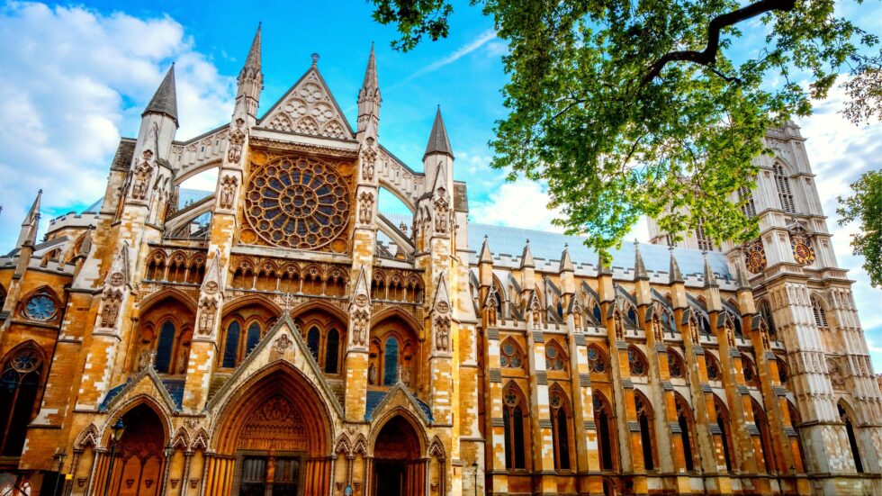 Average salaries in Westminster – discover how incomes in the UK’s political heart compare to London wages, including job sectors, living costs, and career opportunities.