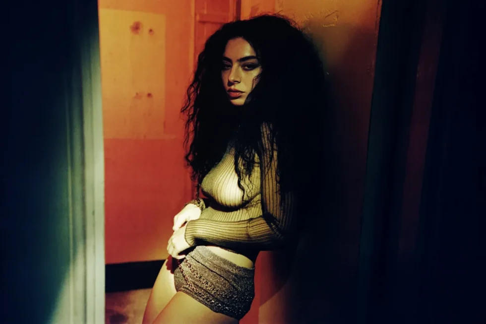 Charli XCX biography: British singer, songwriter and hyperpop pioneer. From MySpace to global stardom, discover her career, hits and influence on modern pop.