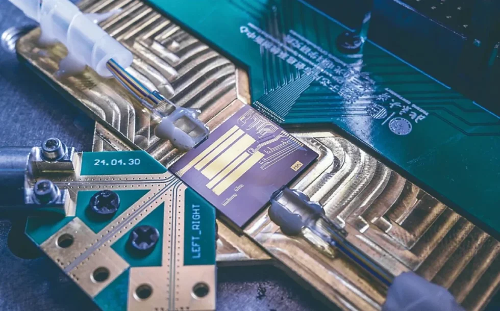 China unveils the first universal 6G chip. What does it mean for speed, security and the global telecom race? A closer look at promises, challenges and geopolitics.