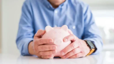 Secure your future with expert retirement savings strategies. Learn about the power of compounding, tax-advantaged accounts (including UK pensions), and smart investment tools.