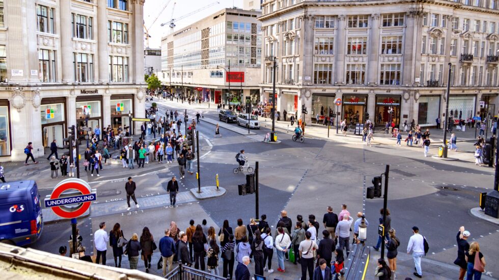 Your guide to London’s top shopping districts: Oxford Street, Covent Garden, and Knightsbridge. Discover flagship brands, UK sales hacks, and expert tips for buying the best goods.