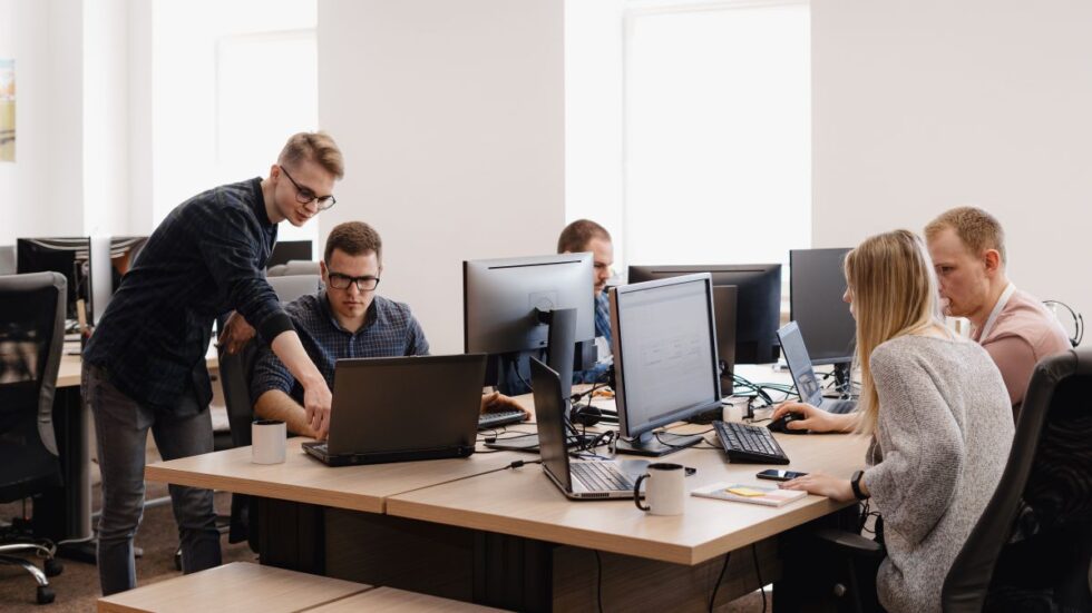 Deciding between a startup and a tech giant for your IT career in London? This guide explores the advantages and disadvantages of both paths to help you make the right choice.