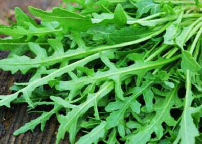 Rocket (arugula) is rich in vitamins A, C, K, calcium and iron. Discover health benefits, digestive effects, safe portions and who should avoid it.