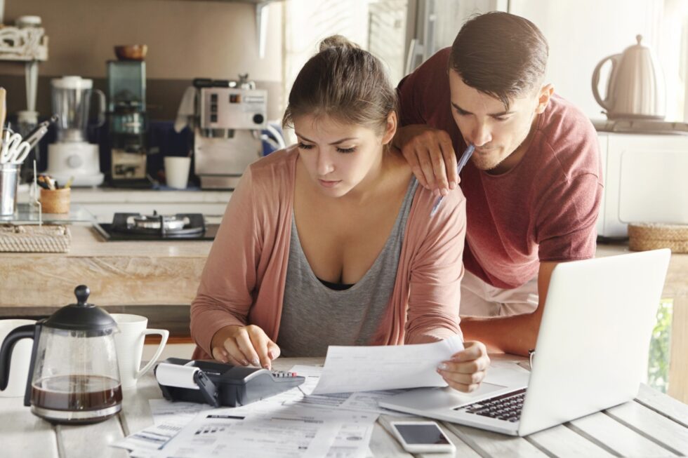 Master your family budget with the 50/30/20 rule. Learn expense allocation models, debt strategies, and essential Swiss savings hacks for financial freedom.