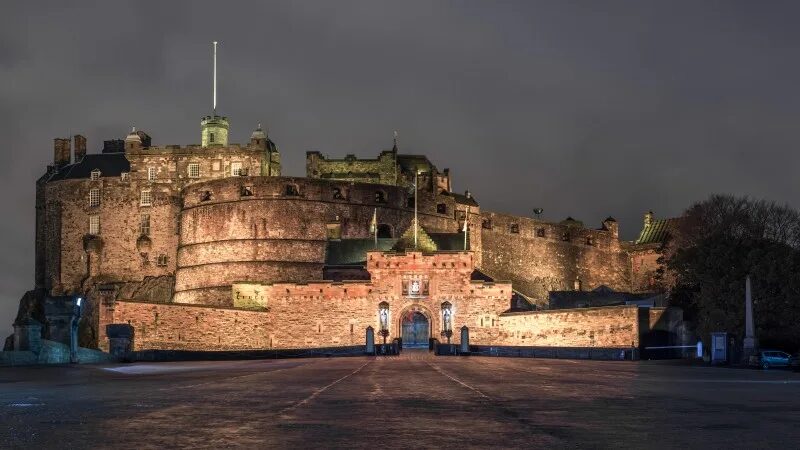 Halloween castle tours are booming. We investigate the facts, prices, and historical basis for the ghost tours at the Tower of London and Edinburgh Castle, detailing the specters of Anne Boleyn.