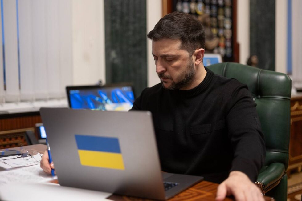 Ukrainian President Volodymyr Zelenskyy confirms a third day of Ukraine–US talks in Florida focused on a peace plan, security guarantees and reconstruction. A report from Rustem Umierov is expected.