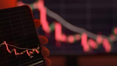 GeekStake: $637M liquidations hit BTC, ETH, XRP. Cause is Japan's rate hike signal and China's reduction of US debt purchases, tightening liquidity.