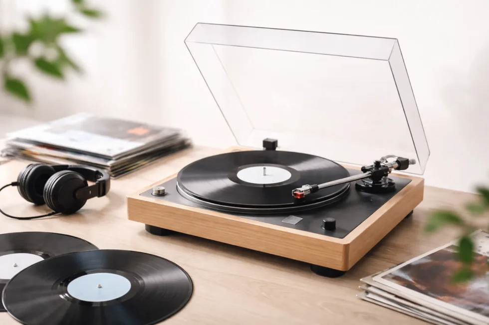 UK vinyl market 2026: how to choose a turntable without wasting money. Expert guide comparing belt and direct drive, cartridges, phono preamps, price ranges and common buying mistakes.