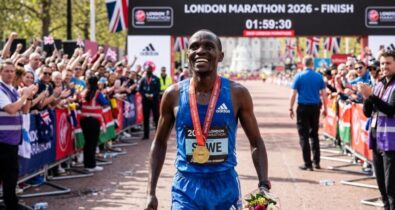 London marathon tracker shows Sawe smashing the two-hour barrier in London with a historic 1:59:30, setting a new world record as elite runners deliver unprecedented performances.